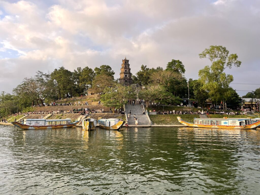 5 Thien Mu Pagoda y rio Perfume